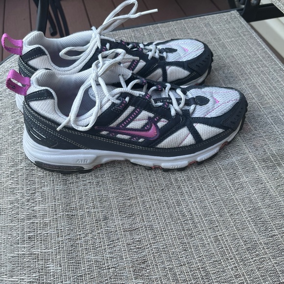 Nike Trail Running Shoes, women size 8.5, very good condition. - Picture 4 of 6